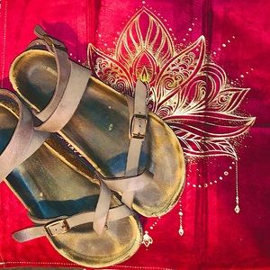 Well-loved Yara Birkenstock’s in Mocha